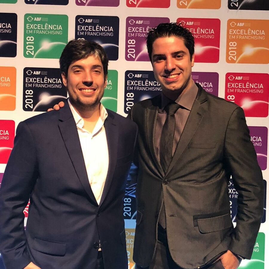 Eduardo Pirré e Felipe Buranello, sócios-fundadores, recebendo o 1º Selo de Excelência da ABF, em 2018.